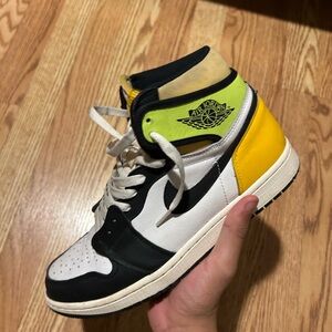 Air Jordan 1 “Volt gold” size 9.5
